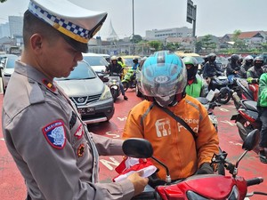 Satlantas Polres Depok Bagi-bagi Bendera ke Pengendara Sambut HUT Ke-80 RI