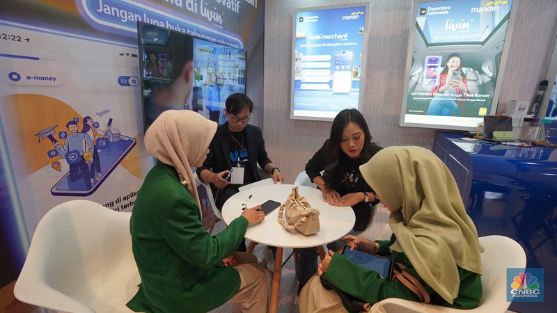 Sejumlah pengunjung mulai memadati Dyandra Convention Center untuk mengikuti acara LPS Financial Festival 2025 di Surabaya, Jawa Timur, Rabu (6/8/2025). (CNBC Indonesia/Tias Budiarto)