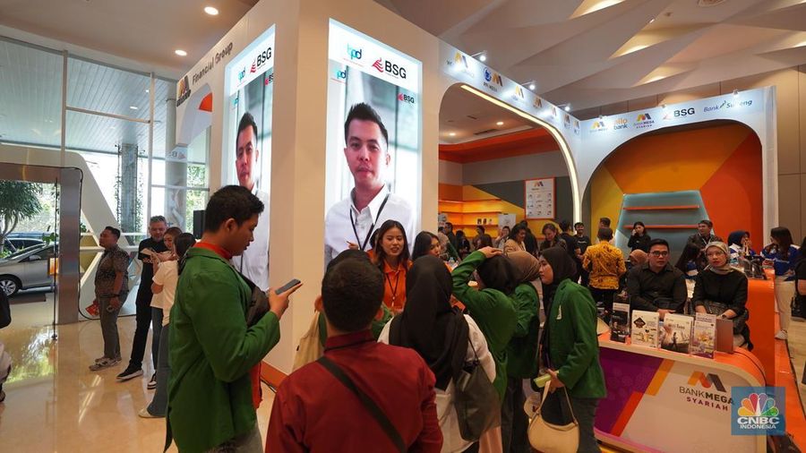 Sejumlah pengunjung mendatangi beberapa booth bank yang tersedia dalan acara LPS Financial Festival 2025 di Dyandra Convention Center, Surabaya, Jawa Timur, Kamis (7/8/2025). (CNBC Indonesia/Tias Budiarto)