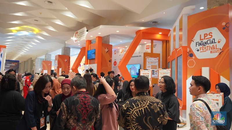 Sejumlah pengunjung mulai memadati Dyandra Convention Center untuk menghadiri LPS Financial Festival 2025 hari ke 2 di Surabaya, Jawa Timur, Kamis (7/8/2025). (CNBC Indonesia/Tias Budiarto) Sejumlah pengunjung mulai memadati Dyandra Convention Center untuk menghadiri LPS Financial Festival 2025 hari ke 2 di Surabaya, Jawa Timur, Kamis (7/8/2025). (CNBC Indonesia/Tias Budiarto)