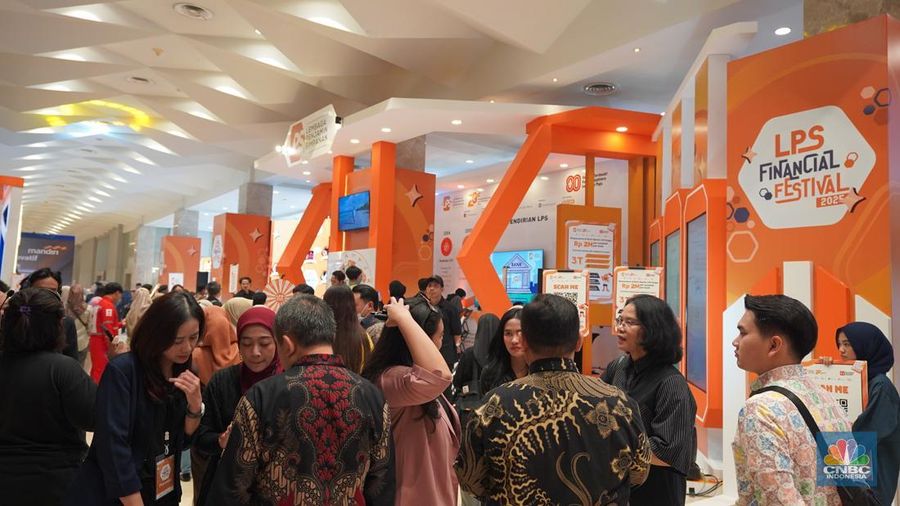 Sejumlah pengunjung mulai memadati Dyandra Convention Center untuk menghadiri LPS Financial Festival 2025 hari ke 2 di Surabaya, Jawa Timur, Kamis (7/8/2025). (CNBC Indonesia/Tias Budiarto) Sejumlah pengunjung mulai memadati Dyandra Convention Center untuk menghadiri LPS Financial Festival 2025 hari ke 2 di Surabaya, Jawa Timur, Kamis (7/8/2025). (CNBC Indonesia/Tias Budiarto)