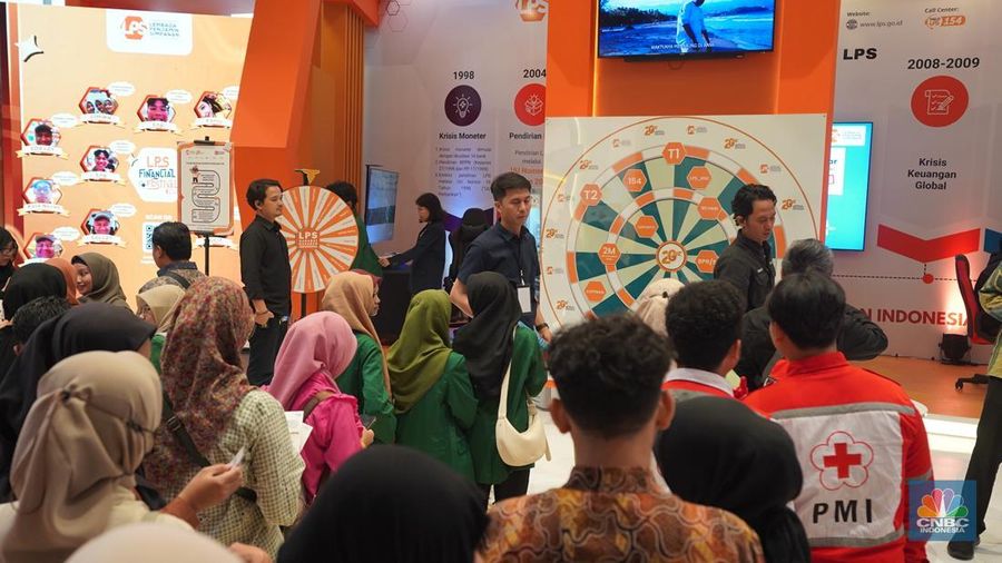 Sejumlah pengunjung mulai memadati Dyandra Convention Center untuk menghadiri LPS Financial Festival 2025 hari ke 2 di Surabaya, Jawa Timur, Kamis (7/8/2025). (CNBC Indonesia/Tias Budiarto)