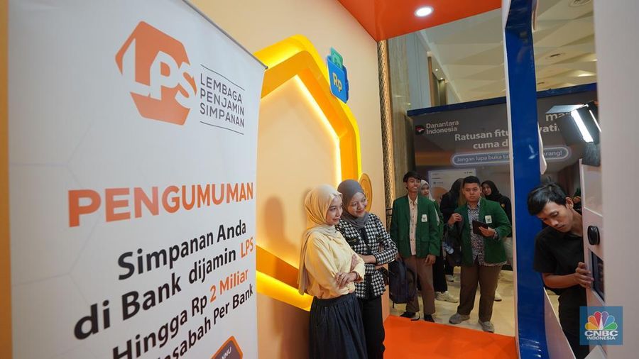 Sejumlah pengunjung mulai memadati Dyandra Convention Center untuk menghadiri LPS Financial Festival 2025 hari ke 2 di Surabaya, Jawa Timur, Kamis (7/8/2025). (CNBC Indonesia/Tias Budiarto)