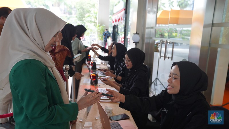 Sejumlah pengunjung mulai memadati Dyandra Convention Center untuk menghadiri LPS Financial Festival 2025 hari ke 2 di Surabaya, Jawa Timur, Kamis (7/8/2025). (CNBC Indonesia/Tias Budiarto) Sejumlah pengunjung mulai memadati Dyandra Convention Center untuk menghadiri LPS Financial Festival 2025 hari ke 2 di Surabaya, Jawa Timur, Kamis (7/8/2025). (CNBC Indonesia/Tias Budiarto)