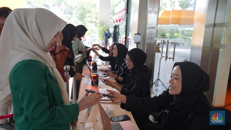 Sejumlah pengunjung mulai memadati Dyandra Convention Center untuk menghadiri LPS Financial Festival 2025 hari ke 2 di Surabaya, Jawa Timur, Kamis (7/8/2025). (CNBC Indonesia/Tias Budiarto)