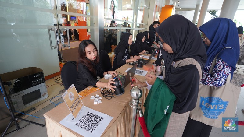 Sejumlah pengunjung mulai memadati Dyandra Convention Center untuk menghadiri LPS Financial Festival 2025 hari ke 2 di Surabaya, Jawa Timur, Kamis (7/8/2025). (CNBC Indonesia/Tias Budiarto) Sejumlah pengunjung mulai memadati Dyandra Convention Center untuk menghadiri LPS Financial Festival 2025 hari ke 2 di Surabaya, Jawa Timur, Kamis (7/8/2025). (CNBC Indonesia/Tias Budiarto)