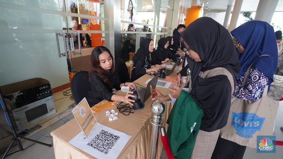 Sejumlah pengunjung mulai memadati Dyandra Convention Center untuk menghadiri LPS Financial Festival 2025 hari ke 2 di Surabaya, Jawa Timur, Kamis (7/8/2025). (CNBC Indonesia/Tias Budiarto)