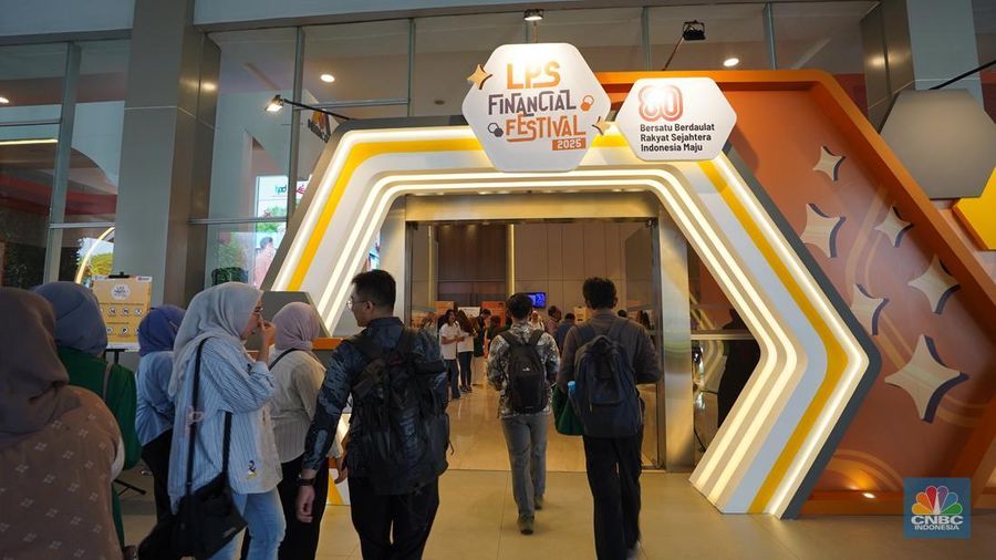 Sejumlah pengunjung mulai memadati Dyandra Convention Center untuk menghadiri LPS Financial Festival 2025 hari ke 2 di Surabaya, Jawa Timur, Kamis (7/8/2025). (CNBC Indonesia/Tias Budiarto)
