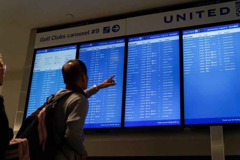 Sejumlah pesawat milik United Airlines batal terbang akibat gangguan sistem menyeluruh. Sejumlah pesawat milik United Airlines batal terbang akibat gangguan sistem menyeluruh, Rabu (6/8). (REUTERS/RYAN MURPHY)