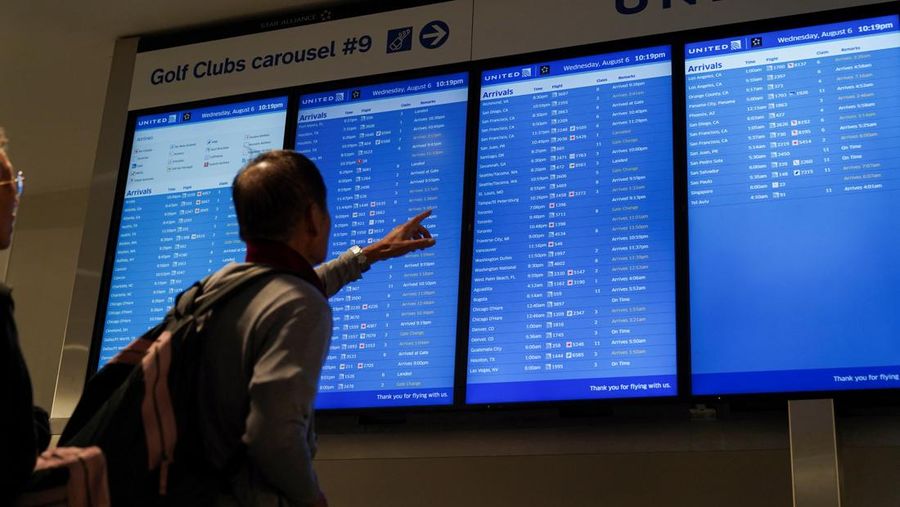 Sejumlah pesawat milik United Airlines batal terbang akibat gangguan sistem menyeluruh, Rabu (6/8). (REUTERS/RYAN MURPHY)