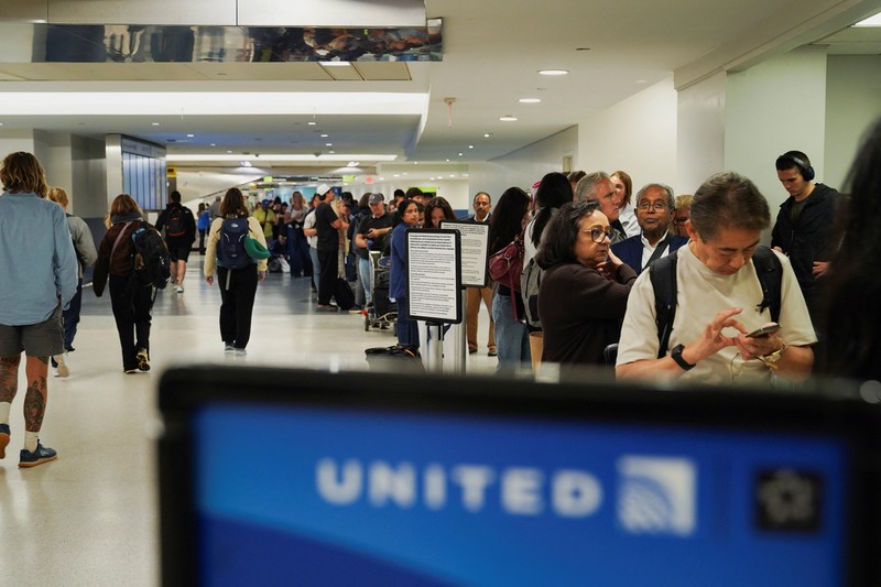 Sejumlah pesawat milik United Airlines batal terbang akibat gangguan sistem menyeluruh, Rabu (6/8). (REUTERS/RYAN MURPHY)