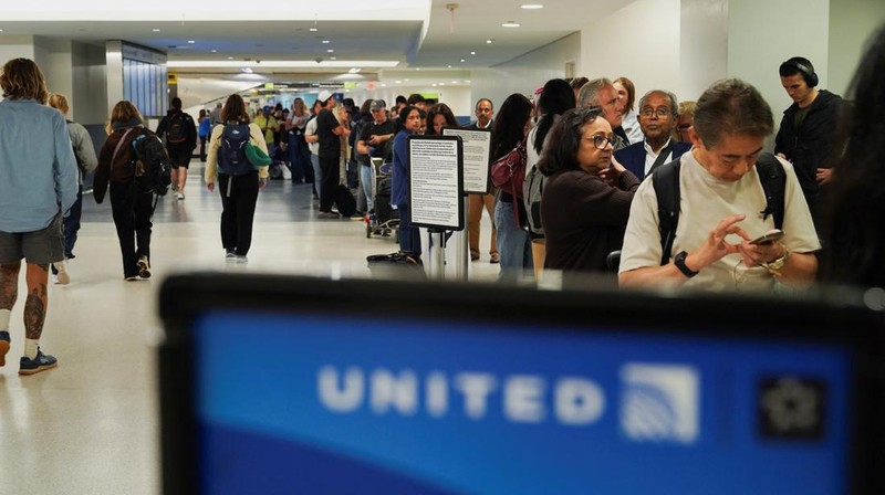 Sejumlah pesawat milik United Airlines batal terbang akibat gangguan sistem menyeluruh, Rabu (6/8). (REUTERS/RYAN MURPHY)