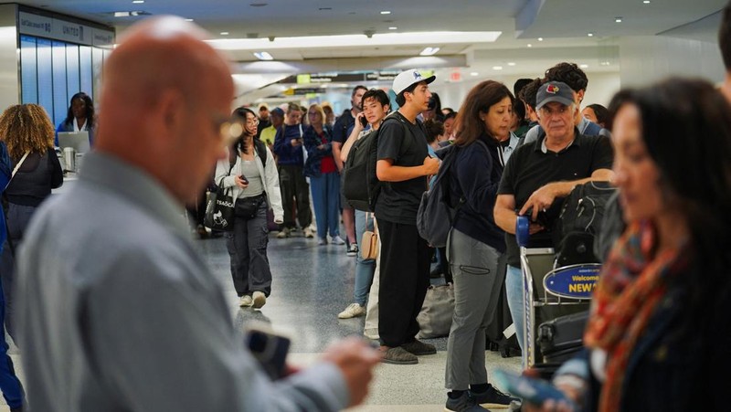 Sejumlah pesawat milik United Airlines batal terbang akibat gangguan sistem menyeluruh, Rabu (6/8). (REUTERS/RYAN MURPHY)