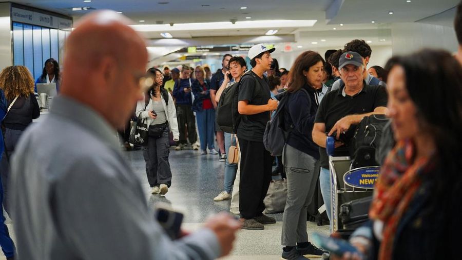 Sejumlah pesawat milik United Airlines batal terbang akibat gangguan sistem menyeluruh. Sejumlah pesawat milik United Airlines batal terbang akibat gangguan sistem menyeluruh, Rabu (6/8). (REUTERS/RYAN MURPHY)