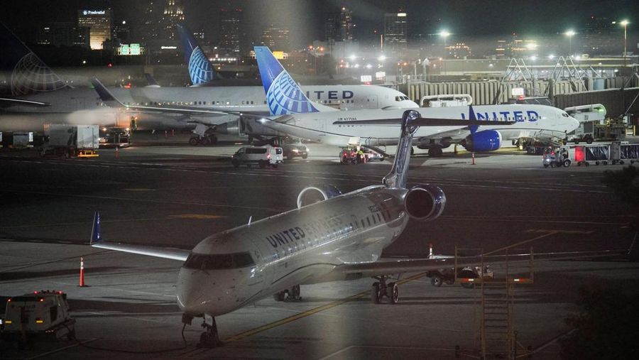 Sejumlah pesawat milik United Airlines batal terbang akibat gangguan sistem menyeluruh, Rabu (6/8). (REUTERS/RYAN MURPHY)