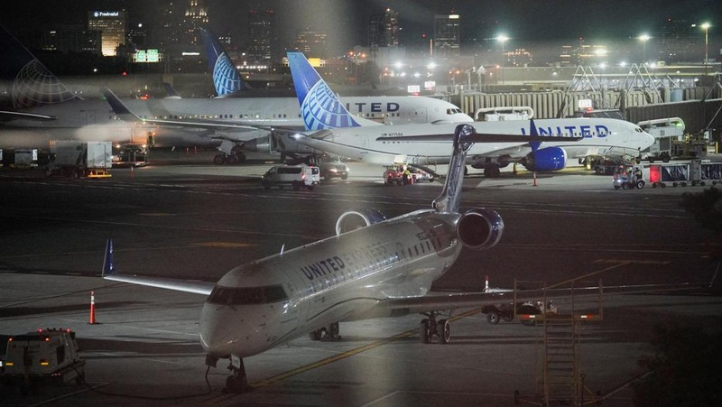 Sejumlah pesawat milik United Airlines batal terbang akibat gangguan sistem menyeluruh, Rabu (6/8). (REUTERS/RYAN MURPHY)