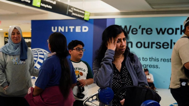 Sejumlah pesawat milik United Airlines batal terbang akibat gangguan sistem menyeluruh, Rabu (6/8). (REUTERS/RYAN MURPHY)