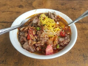 Slurrpp! Gurihnya 5 Soto Mie Komplet Isi Risol Renyah hingga Kikil