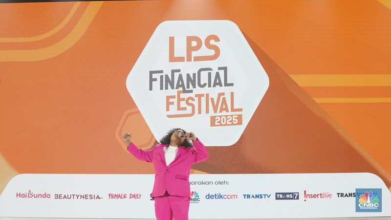 Stand Up Comedy Marshel Widianto menyampaikan paparan dalam acara LPS Financial Festival 2025 di Dyandra Convention Center, Surabaya, Jawa Timur, Kamis (7/8/2025). (CNBC Indonesia/Tias Budiarto)