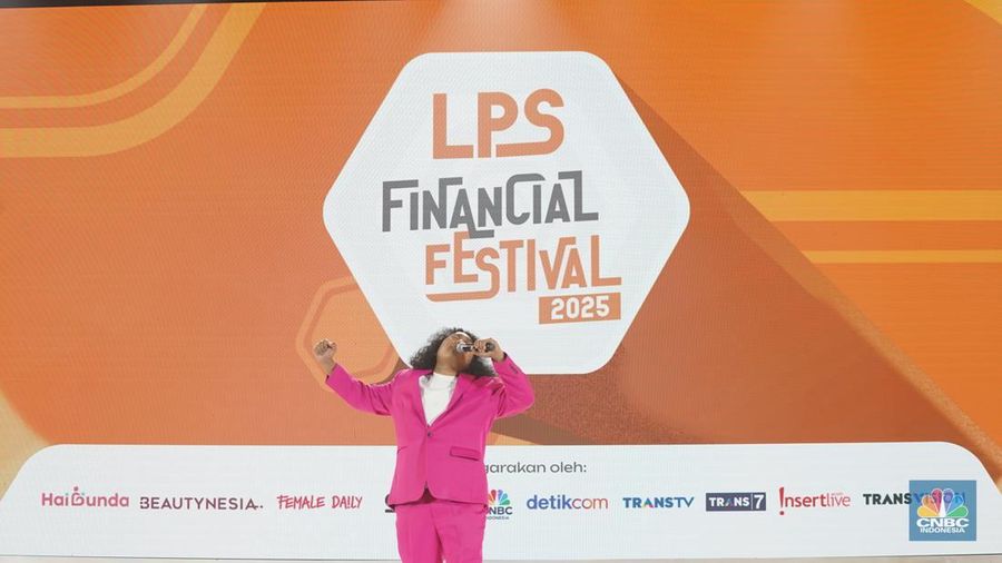 Stand Up Comedy Marshel Widianto menyampaikan paparan dalam acara LPS Financial Festival 2025 di Dyandra Convention Center, Surabaya, Jawa Timur, Kamis (7/8/2025). (CNBC Indonesia/Tias Budiarto)