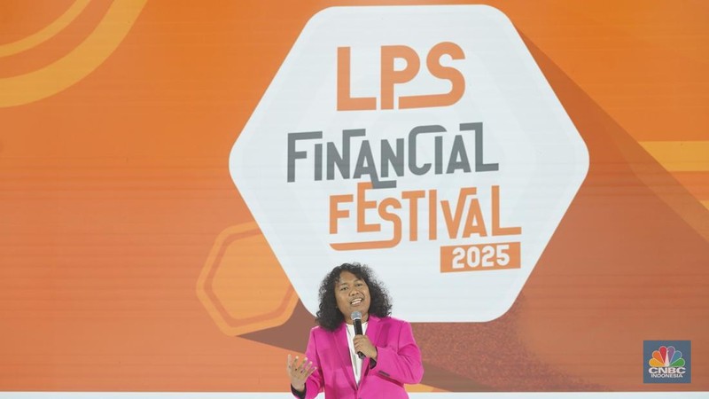 Stand Up Comedy Marshel Widianto menyampaikan paparan dalam acara LPS Financial Festival 2025 di Dyandra Convention Center, Surabaya, Jawa Timur, Kamis (7/8/2025). (CNBC Indonesia/Tias Budiarto)