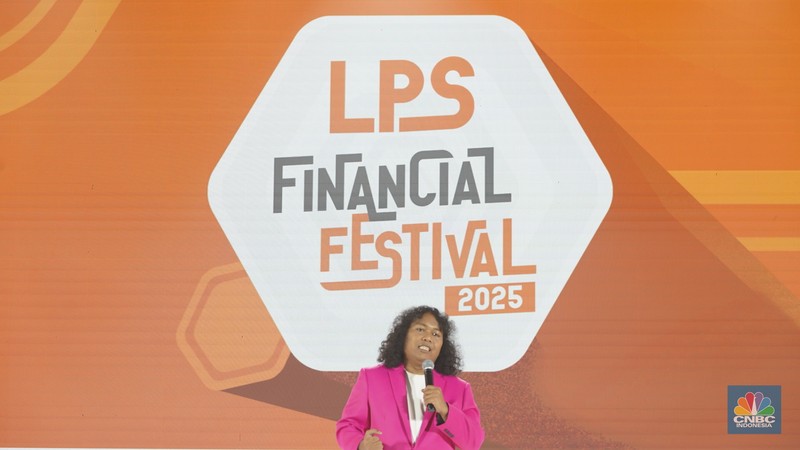 Sejumlah pengunjung mulai memadati Dyandra Convention Center untuk mengikuti acara LPS Financial Festival 2025 di Surabaya, Jawa Timur, Rabu (6/8/2025). (CNBC Indonesia/Tias Budiarto)