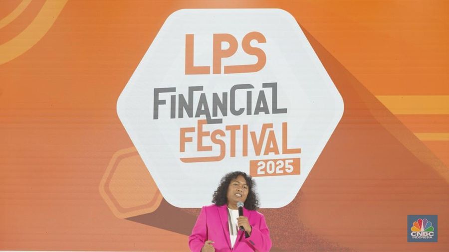 Sejumlah pengunjung mulai memadati Dyandra Convention Center untuk mengikuti acara LPS Financial Festival 2025 di Surabaya, Jawa Timur, Rabu (6/8/2025). (CNBC Indonesia/Tias Budiarto)