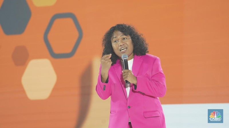 Stand Up Comedy Marshel Widianto menyampaikan paparan dalam acara LPS Financial Festival 2025 di Dyandra Convention Center, Surabaya, Jawa Timur, Kamis (7/8/2025). (CNBC Indonesia/Tias Budiarto)
