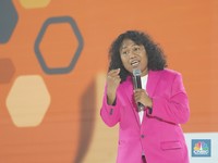 Keren, Marshel Bayari Sewa Kos Peserta LPS Financial Festival Surabaya