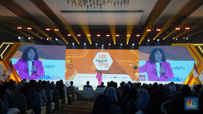 Stand Up Comedy Marshel Widianto menyampaikan paparan dalam acara LPS Financial Festival 2025 di Dyandra Convention Center, Surabaya, Jawa Timur, Kamis (7/8/2025). (CNBC Indonesia/Tias Budiarto)