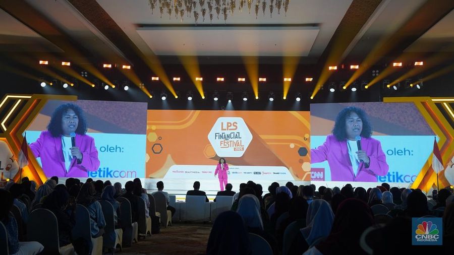 Stand Up Comedy Marshel Widianto menyampaikan paparan dalam acara LPS Financial Festival 2025 di Dyandra Convention Center, Surabaya, Jawa Timur, Kamis (7/8/2025). (CNBC Indonesia/Tias Budiarto)