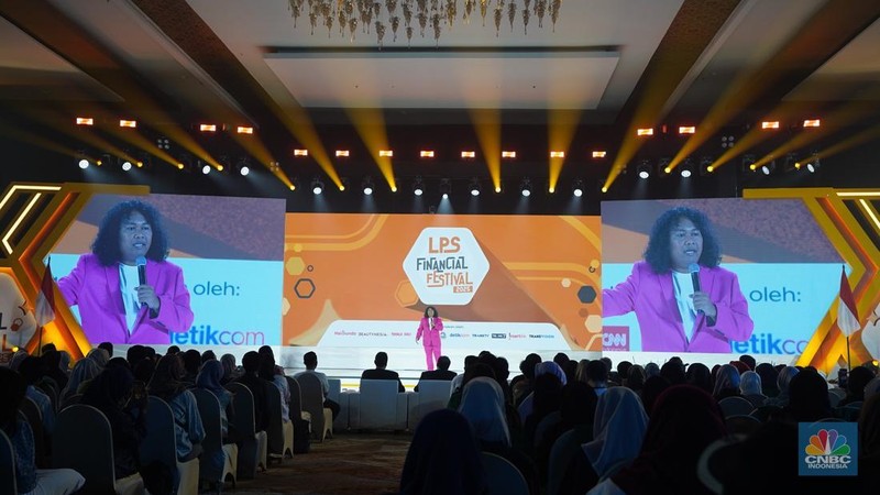 Stand Up Comedy Marshel Widianto menyampaikan paparan dalam acara LPS Financial Festival 2025 di Dyandra Convention Center, Surabaya, Jawa Timur, Kamis (7/8/2025). (CNBC Indonesia/Tias Budiarto)