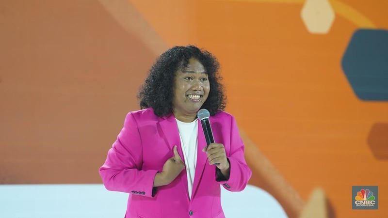 Stand Up Comedy Marshel Widianto menyampaikan paparan dalam acara LPS Financial Festival 2025 di Dyandra Convention Center, Surabaya, Jawa Timur, Kamis (7/8/2025). (CNBC Indonesia/Tias Budiarto)