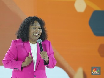Stand Up Comedy Marshel Widianto menyampaikan paparan dalam acara LPS Financial Festival 2025 di Dyandra Convention Center, Surabaya, Jawa Timur, Kamis (7/8/2025). (CNBC Indonesia/Tias Budiarto)