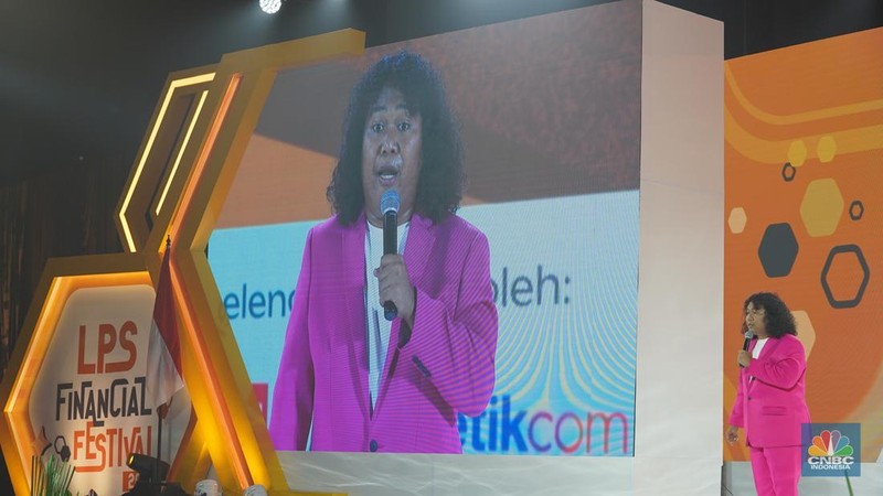 Stand Up Comedy Marshel Widianto menyampaikan paparan dalam acara LPS Financial Festival 2025 di Dyandra Convention Center, Surabaya, Jawa Timur, Kamis (7/8/2025). (CNBC Indonesia/Tias Budiarto)