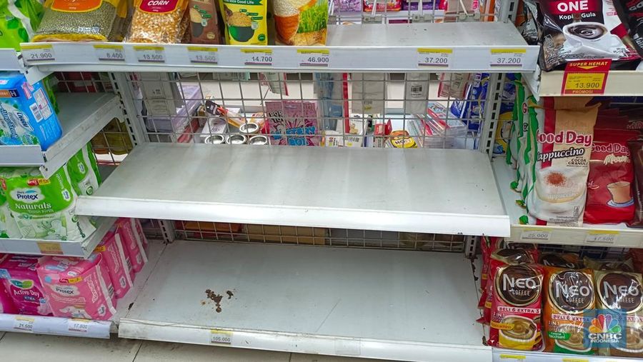 Stok beras kemasan dan SPHP di ritel kosong, Kamis (7/8/2025). (CNBC Indonesia/Martyasari Rizky)