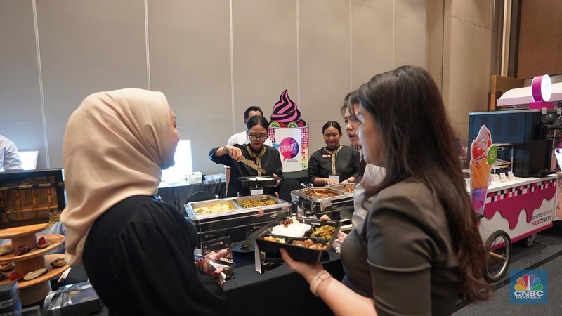 Sejumlah pengunjung mulai memadati Dyandra Convention Center untuk mengikuti acara LPS Financial Festival 2025 di Surabaya, Jawa Timur, Rabu (6/8/2025). (CNBC Indonesia/Tias Budiarto)