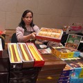 Suasana area booth makanan dan minuman dalam acara LPS Financial Festival 2025 di Dyandra Convention Center, Surabaya, Jawa Timur, Kamis (7/8/2025). (CNBC Indonesia/Tias Budiarto)