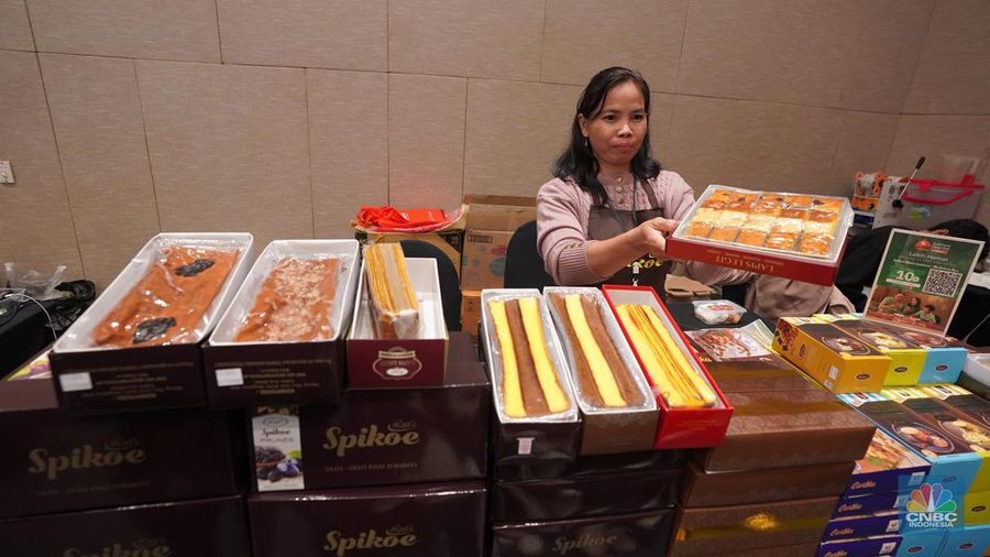 Suasana area booth makanan dan minuman dalam acara LPS Financial Festival 2025 di Dyandra Convention Center, Surabaya, Jawa Timur, Kamis (7/8/2025). (CNBC Indonesia/Tias Budiarto)
