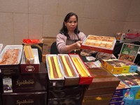 Suasana area booth makanan dan minuman dalam acara LPS Financial Festival 2025 di Dyandra Convention Center, Surabaya, Jawa Timur, Kamis (7/8/2025). (CNBC Indonesia/Tias Budiarto)