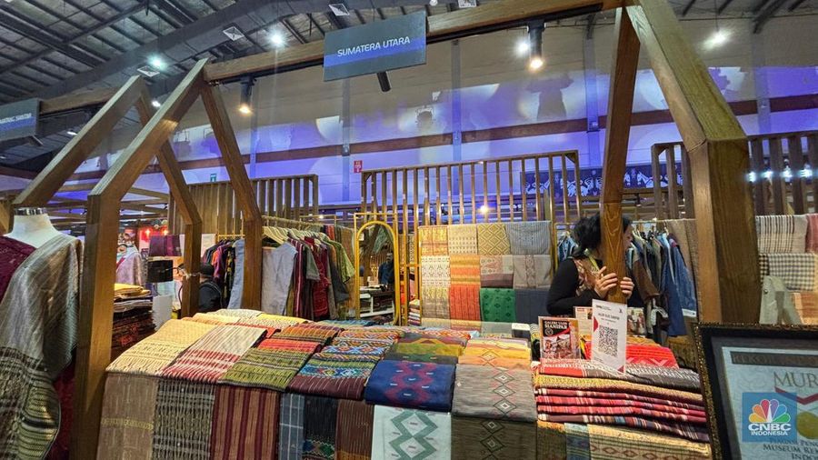 UMKM Galeri Ulos dari Medan Sumatera Utara di acara Karya Kreatif Indonesia, Bank Indonesia, Kamis (7/8/2025). (CNBC Indonesia/Zahwa Madjid)