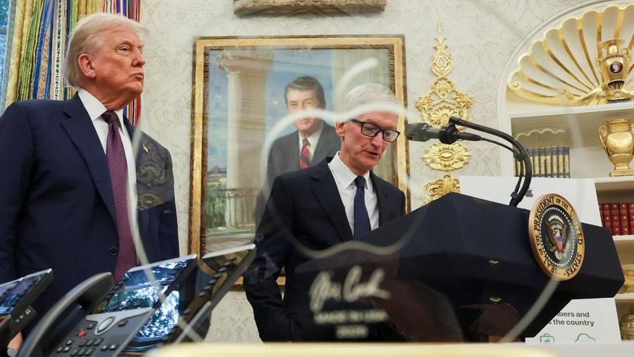 CEO Apple Tim Cook berbicara saat ia bersama Presiden AS Donald Trump menyampaikan pengumuman Apple tentang investasi $100 miliar dalam manufaktur AS, di Ruang Oval di Gedung Putih di Washington, D.C., AS, 6 Agustus 2025. REUTERS/Jonathan Ernst