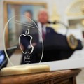 Hadiah Corning Glass Emas 24 Karat Buat Donald Trump dari Apple