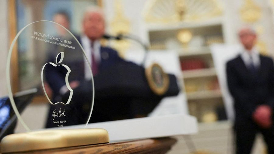 Presiden AS Donald Trump berbicara saat ia dan CEO Apple Tim Cook menyampaikan pengumuman Apple tentang investasi $100 miliar dalam manufaktur AS, di Ruang Oval di Gedung Putih di Washington, D.C., AS, 6 Agustus 2025. REUTERS/Jonathan Ernst
