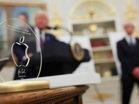 Hadiah Corning Glass Emas 24 Karat Buat Donald Trump dari Apple