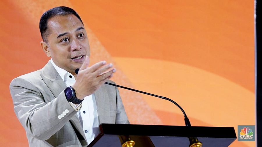 Walikota Surabaya, Eri Cahyadi menyampaikan paparan dalam acara LPS Financial Festival 2025 di Dyandra Convention Center, Surabaya, Jawa Timur, Kamis (7/8/2025). (CNBC Indonesia/Tias Budiarto)