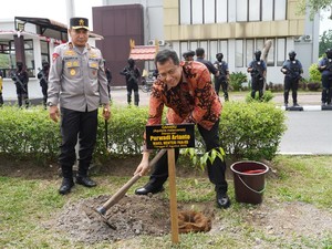 Audiensi dengan Kapolda Riau, Wakil Menteri PAN-RB Tanam Pohon