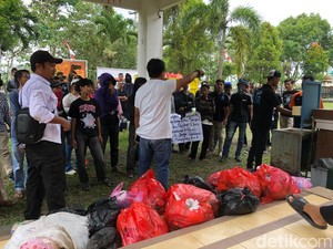 Warga Tolak TPA Bangkonol, Angkut Sampah ke Dinas LH Pandeglang