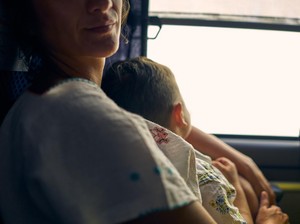 Banyak Warga +62 Tak Nyaman Lihat Ibu Menyusui di Tempat Umum, Termasuk KRL