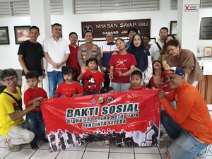 Bidhumas Polda Metro dan Komunitas Sepeda Salurkan Bantuan ke Anak Telantar